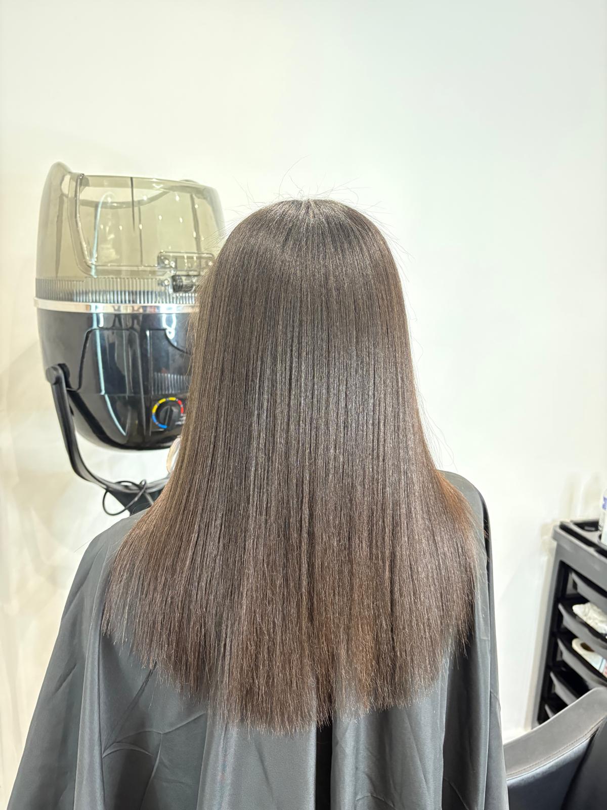 Lissage brillance sur cheveux longs chez Divine Extension